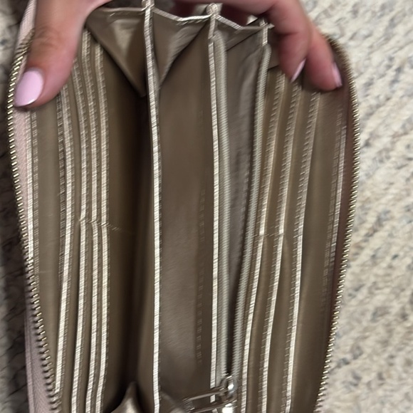 Guess Medium Wallet - Picture 2 of 2